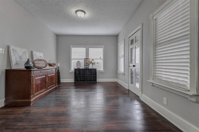 Building Photo - 2410 Cleburne St