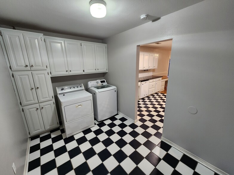 laundry - 644 W Oaklawn Dr