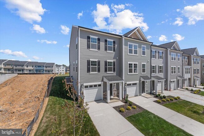 Building Photo - 501 Fontana Cir