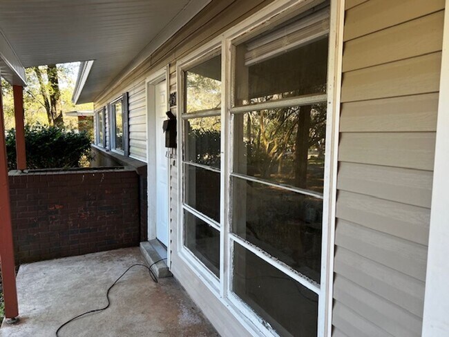 Building Photo - Carport 3/1 Tile Throughout