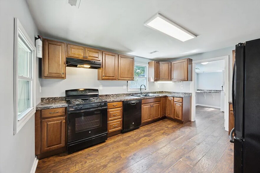 Building Photo - 330 Richmond Ave