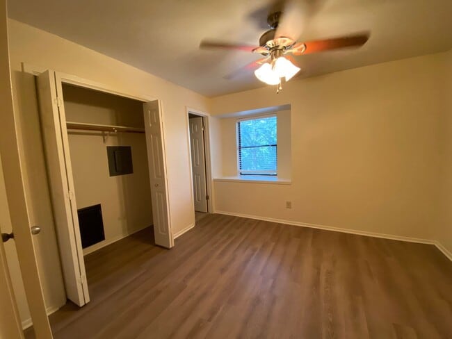 Building Photo - College Station -2 bedroom/ 2.5 bath - 2 story condo with washer/dryer!!