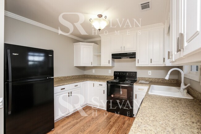 Building Photo - Spacious 5 bedroom home awaits you!