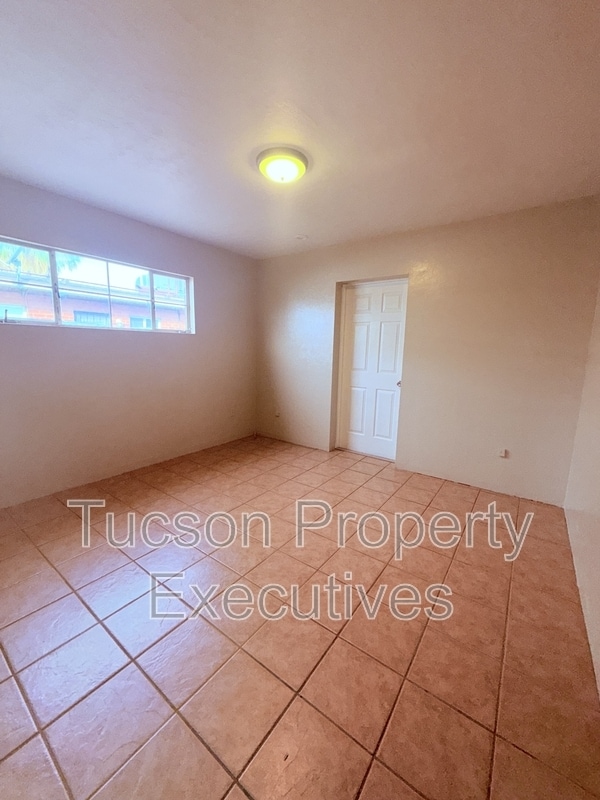 Building Photo - 4741 E 2nd St