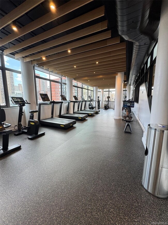 Building Photo - 275 W 96th St