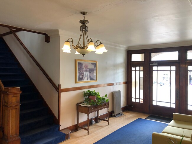 Building Entry - 625 Main St