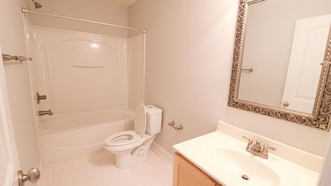 Building Photo - Breathtaking 2 Bd/2.5 Baths End-Unit Townh...