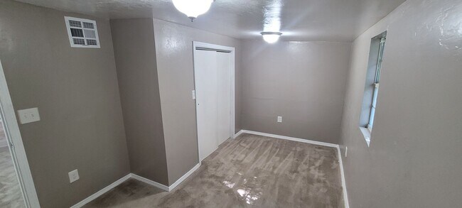 Building Photo - Cute 5 bedroom House