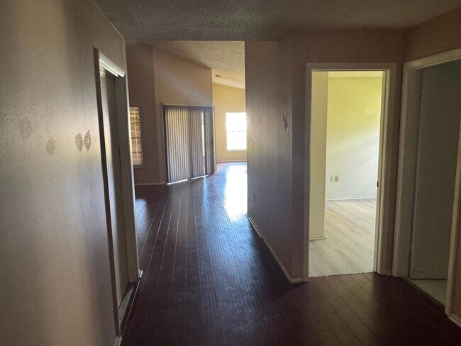 Building Photo - Spacious Lakeland 3-Bedroom Home with 2-Car Garage & Large Driveway
