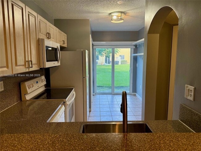 Building Photo - 930 NE 34th Ave