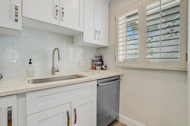 Building Photo - 2850 S Ocean Blvd