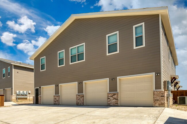 Building Photo - AVAILABLE NOW! GORGEOUS 3 BEDROOM FOUR PLE...