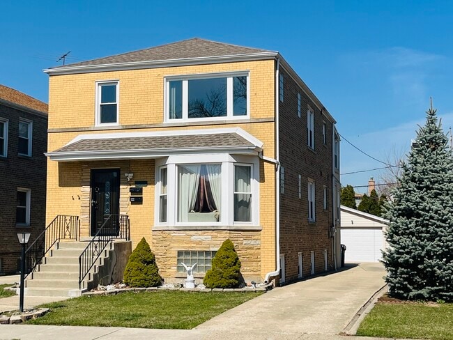 Building Photo - 5504 W Sunnyside Ave