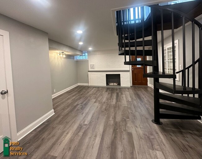 Building Photo - Gorgeous 3 Bedroom Main Level Duplex Unit
