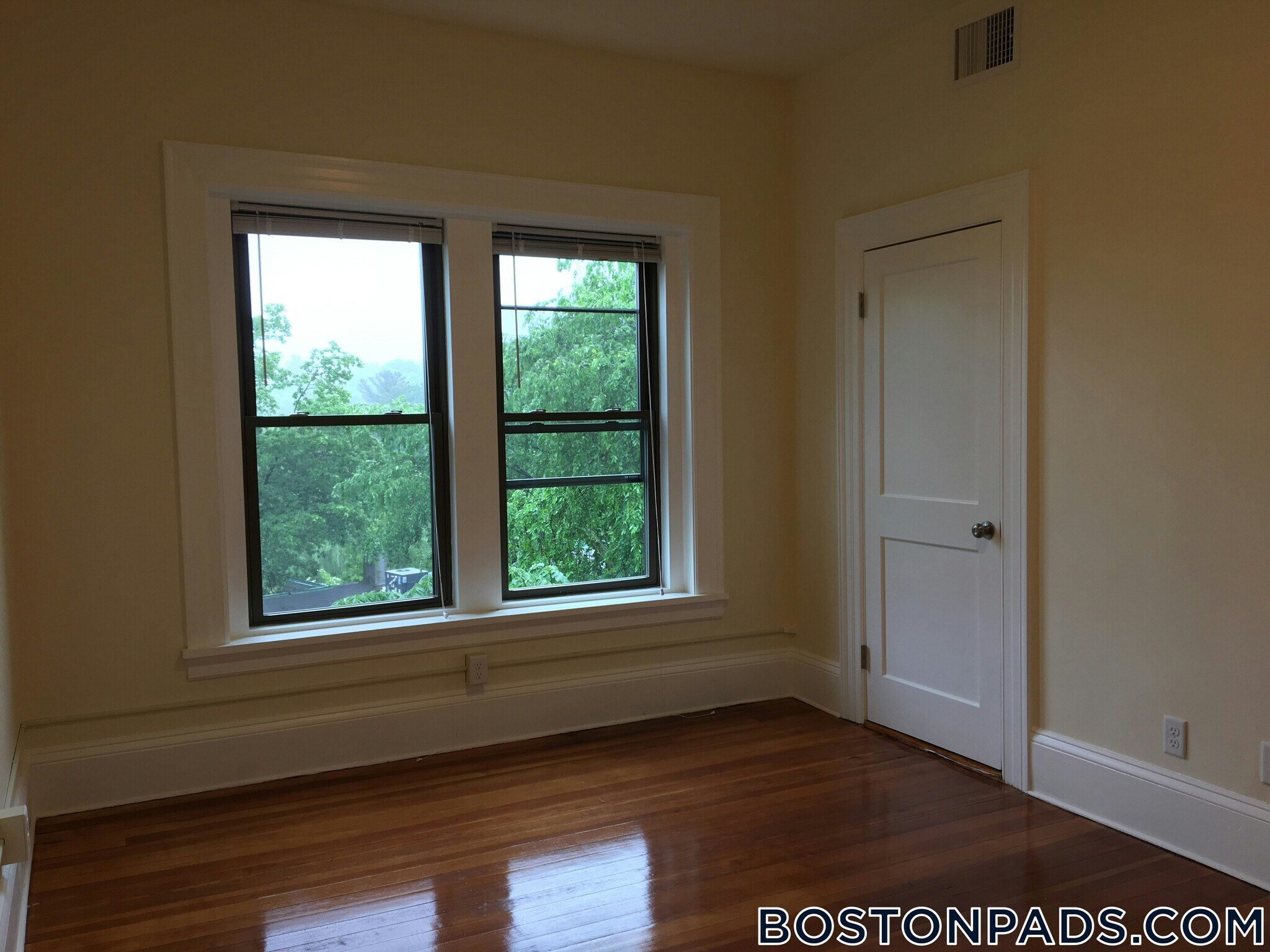 Building Photo - 1463 Beacon St
