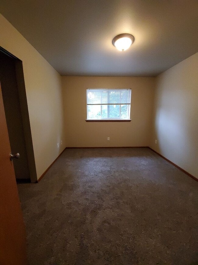 Building Photo - Pre-leasing NOW! 6 Bedroom, 3 Bath Home!