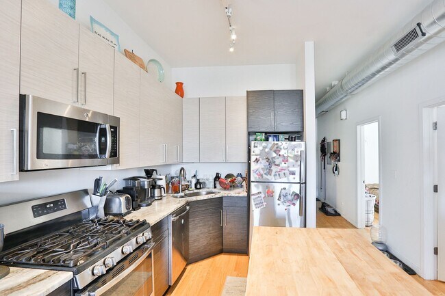 Building Photo - Video Tour- Great 3 Bedroom, 1 Bath Apartment. Located in Wicker Park/Bucktown near the Division ...