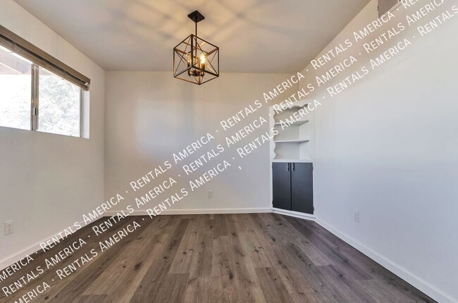 Building Photo - 2118 N Rita Ave