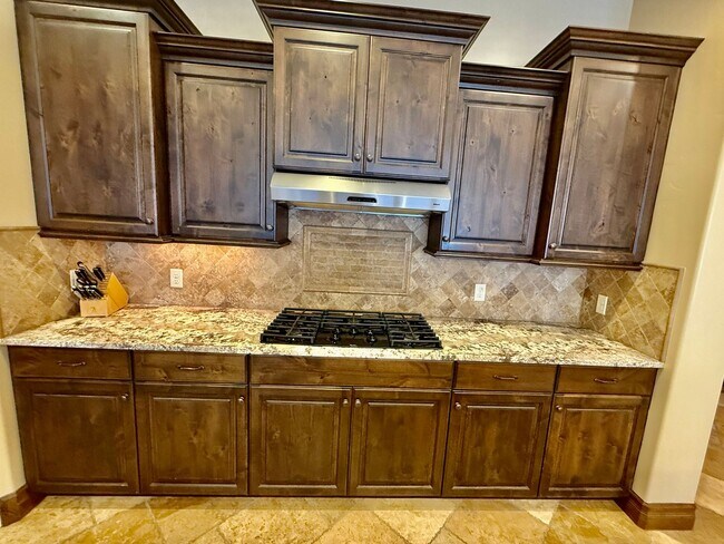 Building Photo - Beautiful Five-Bedroom Home in Tonaquint V...