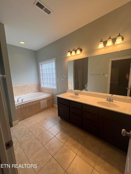 Building Photo - 5408 Oak Harbor Ln