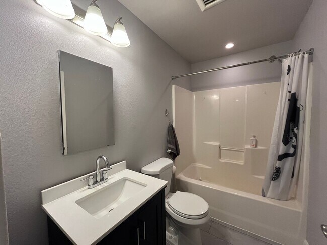 Building Photo - Fabulous NE Portland 2 bedroom 2 bathroom ...