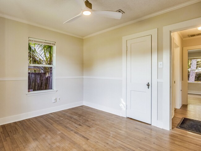 Building Photo - Cozy 2 Bedroom House with Large Yard in Pe...