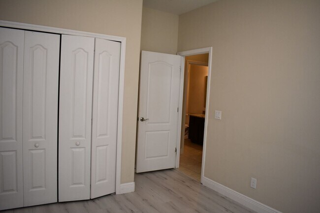 Building Photo - 5060 Creekside Park Ave