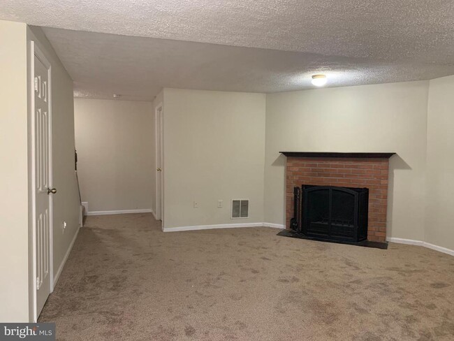 Building Photo - 3027 Mozart Dr