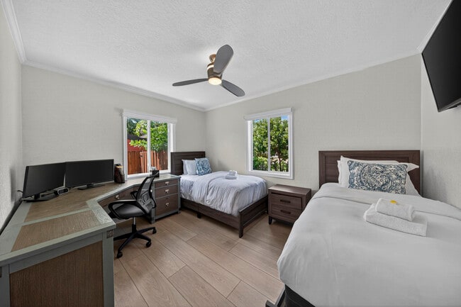 Building Photo - 510 NE 8th Ave