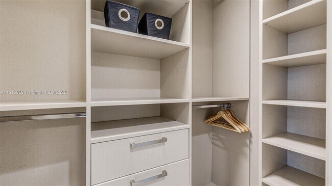 Building Photo - 1000 Brickell Plaza