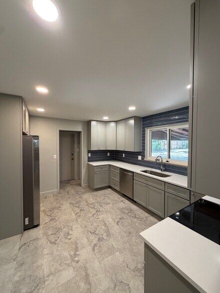 Building Photo - 1025 Estes St