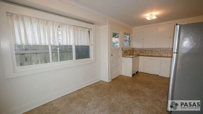Building Photo - Historical 1 bedroom Cottage with yard!