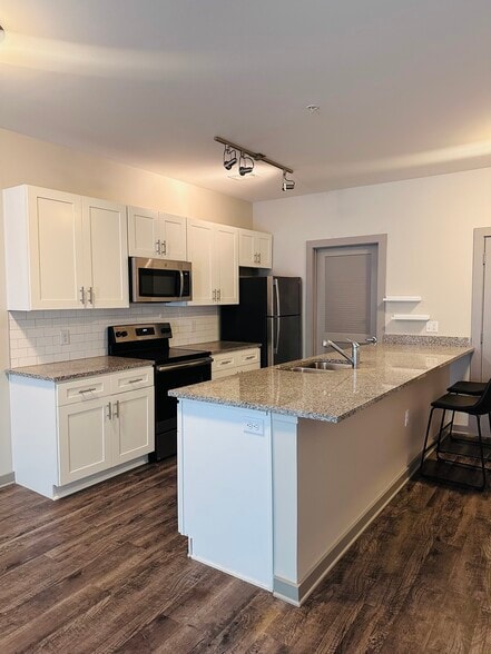 Building Photo - 782 Riverfront Pky