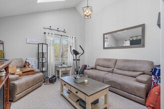 Building Photo - 4 Sterling Ln