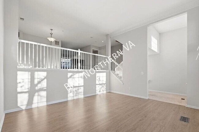 Building Photo - 1881 Crescent Park Dr