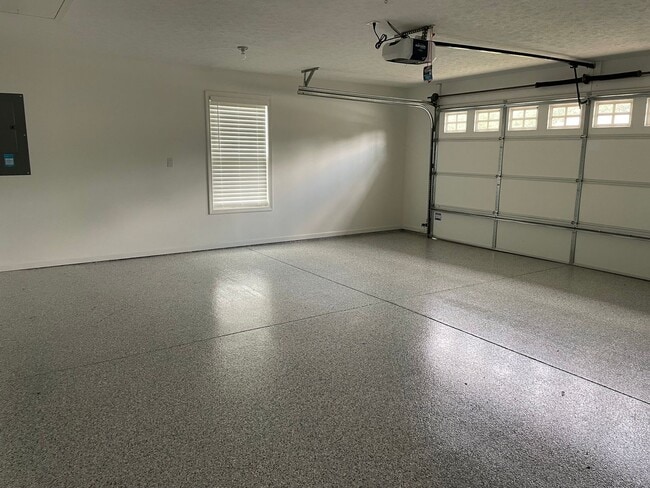Building Photo - BEAUTIFUL 3 Bedroom 2 Bath Home in the Cit...