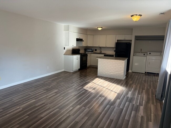 Building Photo - RARE - Finley Forest Gem in Chapel Hill - 2 Bedrooms – Available Aug 10!
