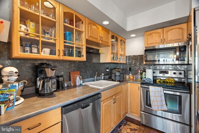 Building Photo - 200 Lombard St