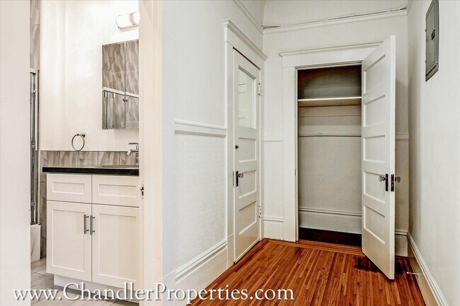 Building Photo - Bright & Sunny 2 Bedroom Flat with On-Site Laundry | Small Bonus Space