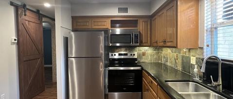 Building Photo - 204 Walnut Way