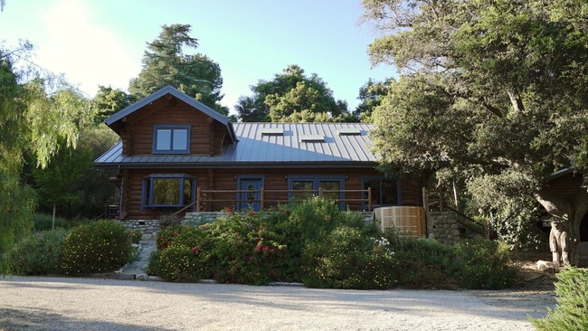 Building Photo - Ojai hideaway!