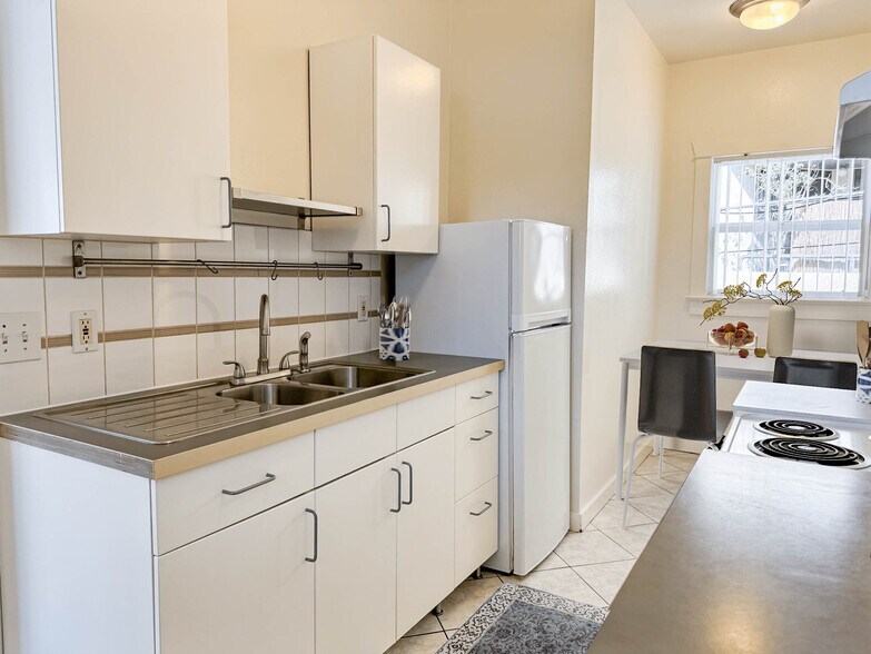 Studio - Kitchen / Dining Room - 616 Apartments