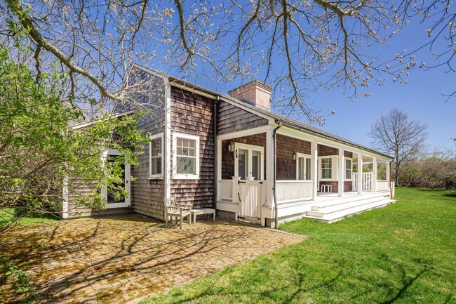 Building Photo - 27 Horseshoe Dr N