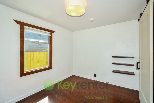 Building Photo - Clean Design and Easy Living in Seattle
