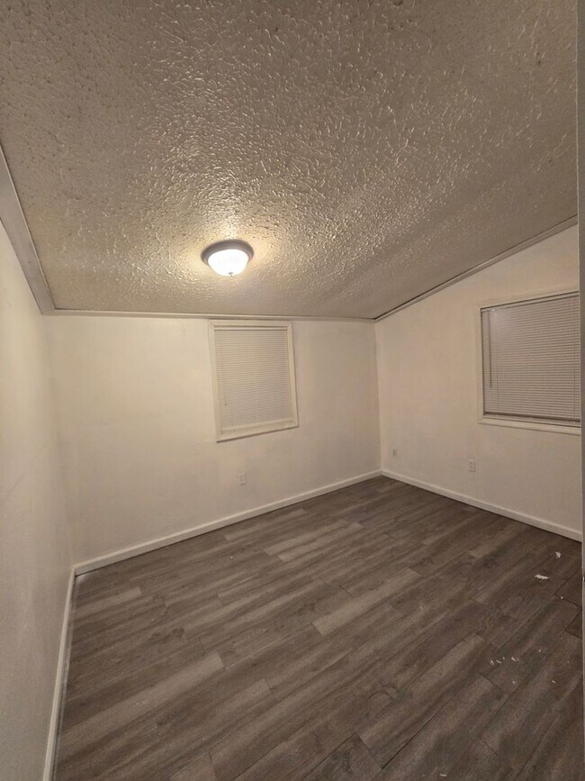 Building Photo - LIMITED TIME**NO APPLICATION FEE**1/2 OFF DEPOSIT**