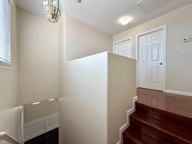 Building Photo - 3 Bedrooms | 2.5 Bathrooms-
