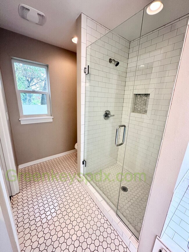 Building Photo - Beautiful Newer Built House in NE Portland