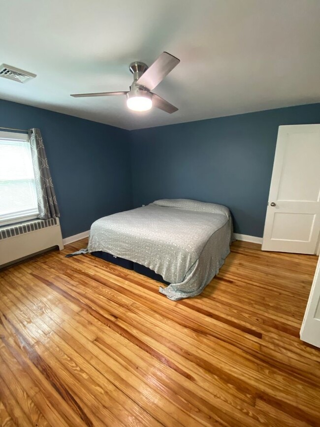 Building Photo - Beautiful 3 Bedroom House with Large Fence...