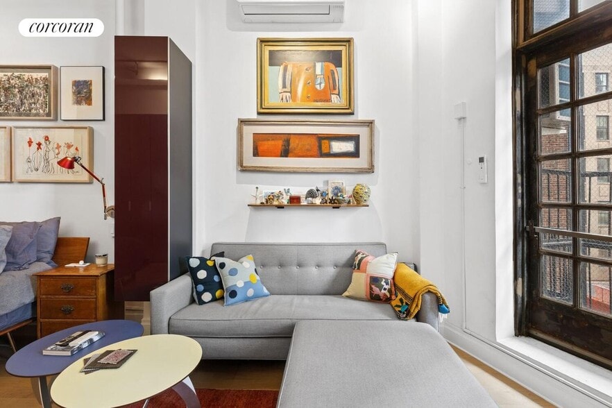 Building Photo - 8 W 13th St