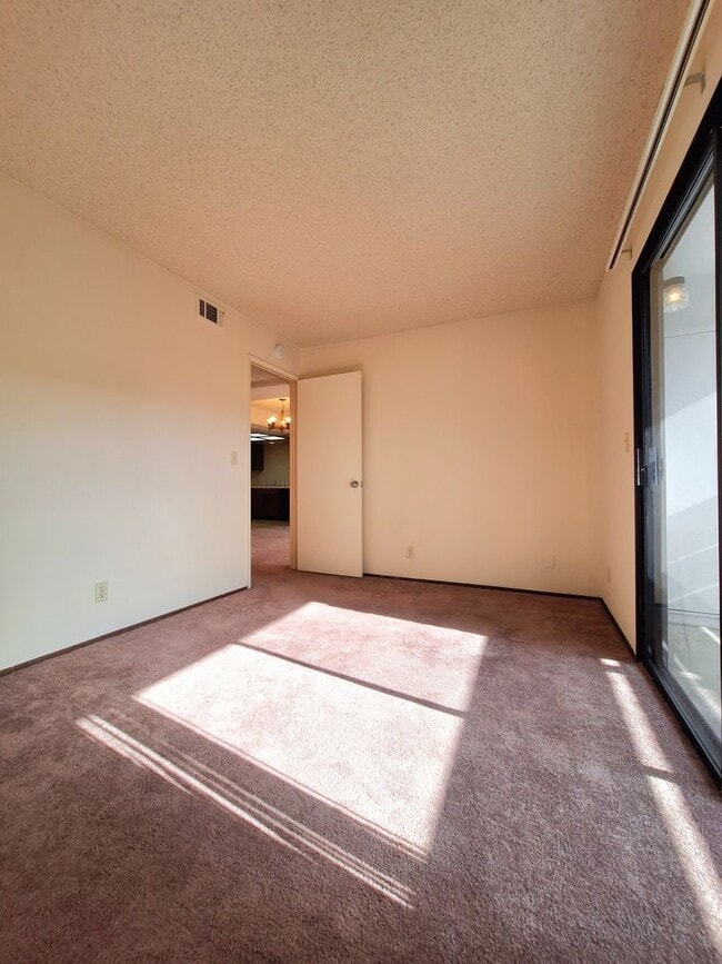 Building Photo - Spacious First Floor 2bd Condo With Laundr...